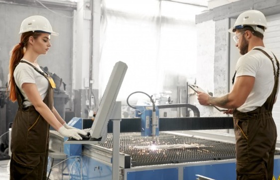 equipo de trabajo realiza piezas con cizallado industrial