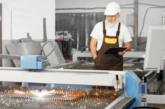 ingeniero trabajando en cizallado industrial