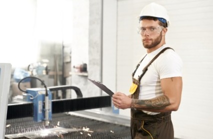 técnico trabajando encizallado industrial