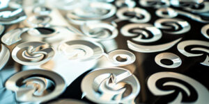 Estampado de metal: Qué es, tipos y aplicaciones en la industria moderna